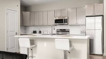 Frigorífic, microones, forn i placa de cuina