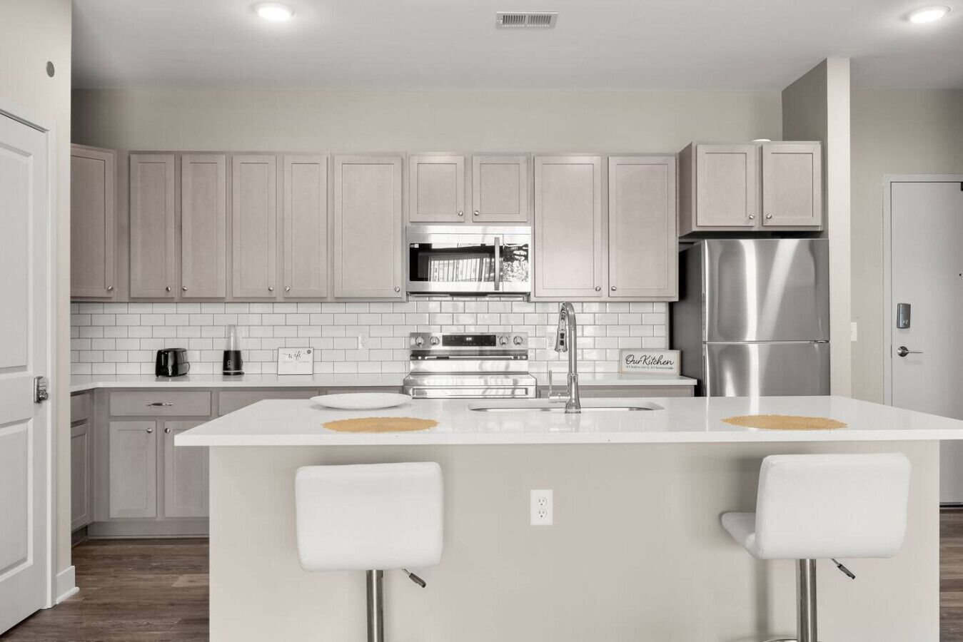 Refrigerador, microondas, horno y parrilla de estufa 