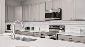 Frigorífic, microones, forn i placa de cuina