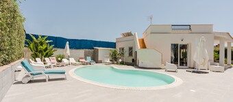 Villa 'The Pearl Of Sicily New Salt Pool' with Sea View and Air Conditioning