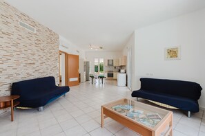 TV - Villa 'The Pearl Of Sicily New Salt Pool' with Sea View and Air Conditioning (Campobello di Mazara)