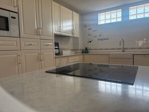 Frigorifero, microonde, piano cottura, lavastoviglie