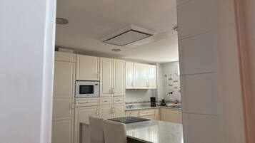 Een koelkast, een magnetron, een kookplaat, een vaatwasser