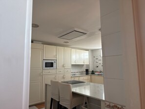 Réfrigérateur, micro-ondes, plaque de cuisson, lave-vaisselle