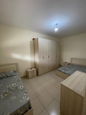 1 habitación, tabla de planchar con plancha, wifi y ropa de cama