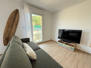 TV - Modern studio - terrace - pool (Unknown)