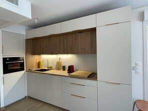 Kjøleskap, mikrobølgeovn, oppvaskmaskin og kaffetrakter/tekoker