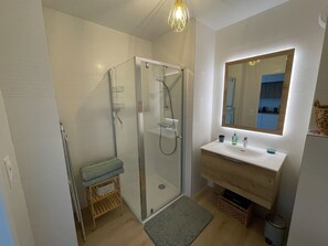 Shower, towels - Modern studio - terrace - pool (Unknown)