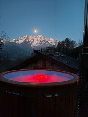 Outdoor spa tub - Chalet 'Appartamento' with Mountain View, Private Garden and Balcony (Monno)