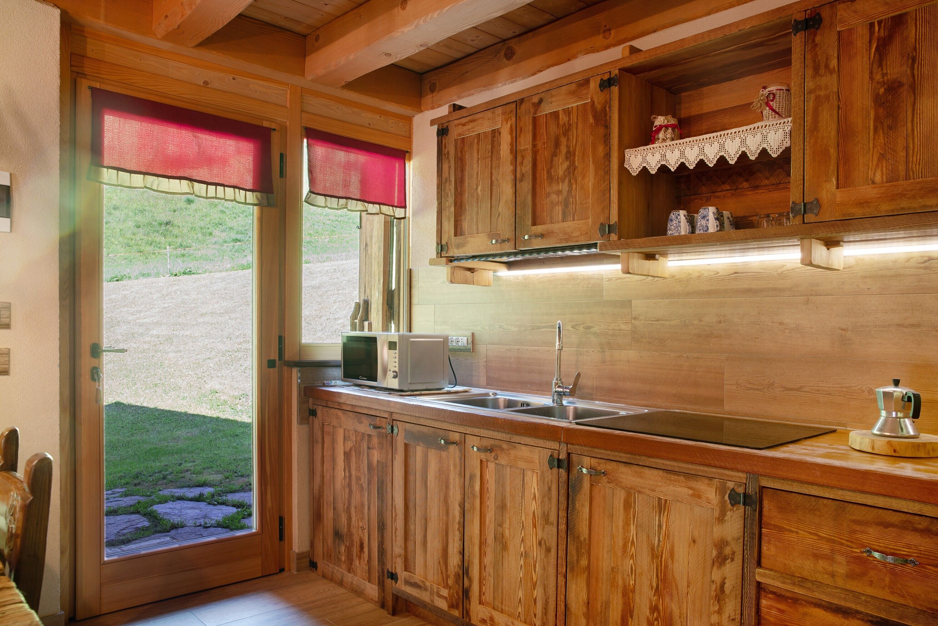 Réfrigérateur, micro-ondes, plaque de cuisson