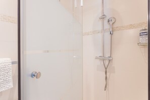 Shower, hair dryer, towels - Guest Room 'Esprit Du Sud' with Shared Pool, Wi-Fi and Air Conditioning (Perpignan)