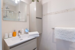 Chuveiro, toalhas de banho