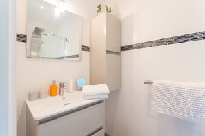 Douche, sèche-cheveux, serviettes fournies