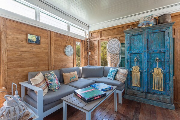 TV - Room 'Esprit Du Soleil' with Shared Pool, Wi-Fi and Air Conditioning (Perpignan)