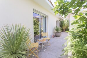 Terrace/patio - Guest Room 'Esprit Du Soleil' with Shared Pool, Wi-Fi, and Air Conditioning (Perpignan)