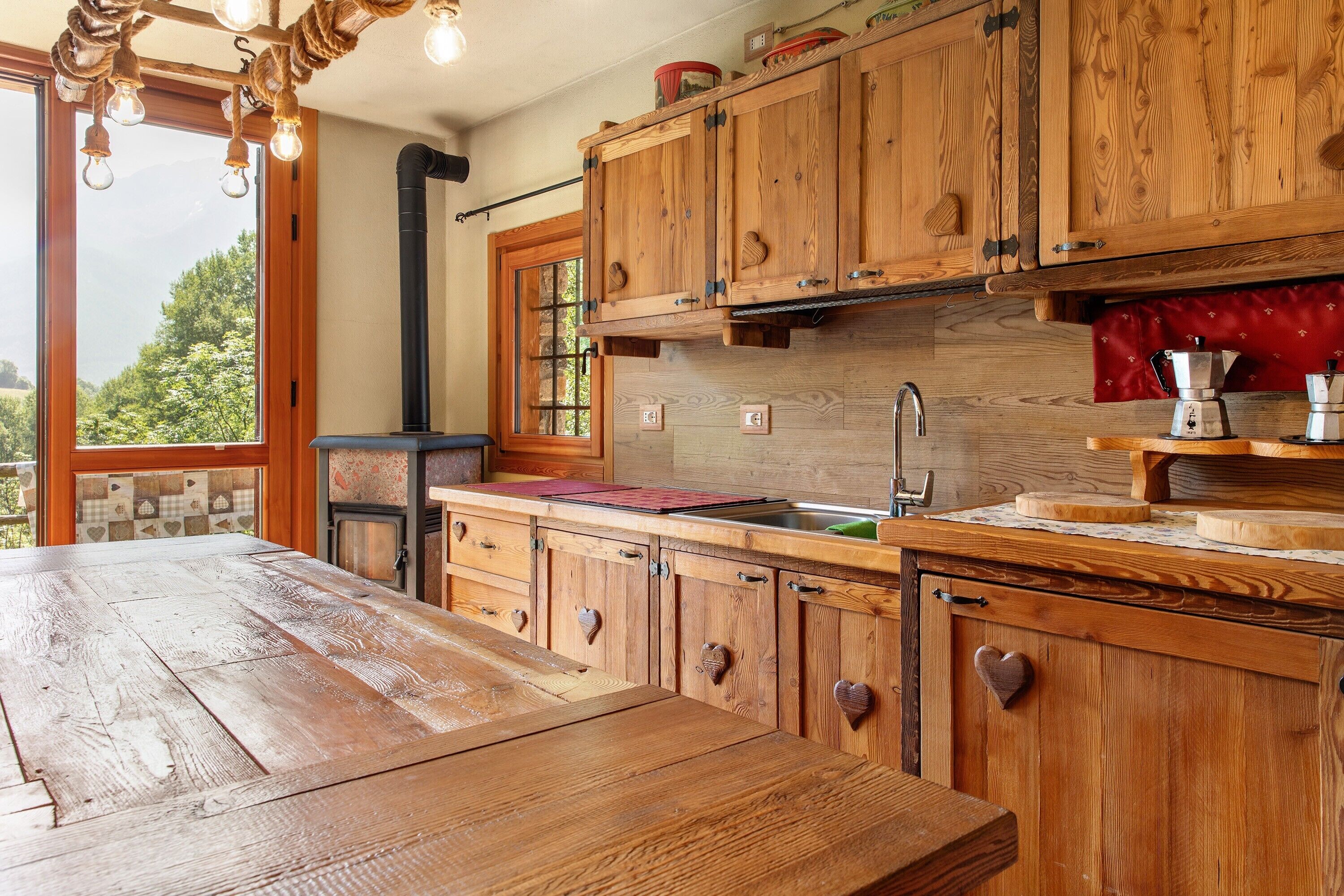 Kühlschrank, Mikrowelle, Herdplatte, Kochgeschirr/Geschirr/Besteck