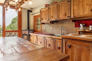 Frigorifero, microonde, piano cottura, pentole/stoviglie/utensili