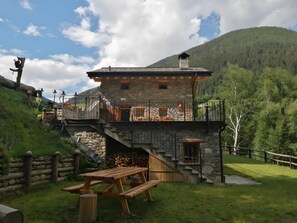 Outdoor dining - Apartment 'Deluxe' with Mountain View and Private Garden (Monno)
