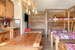 1 bedroom, bed sheets - Apartment 'Deluxe' with Mountain View and Private Garden (Monno)