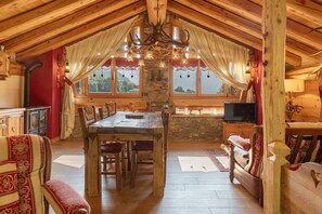 Dining - Apartment 'Soggiorno Con Camera Deluxe' with Mountain View, Private Terrace and Private Garden (Monno)