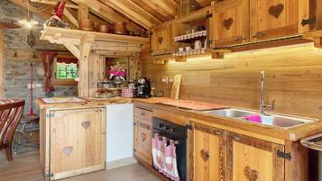 Fridge, oven, stovetop, coffee/tea maker