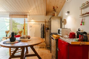 Microondas, cafetera y tetera y tetera eléctrica 