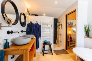 Regadera, secadora de cabello, toallas 