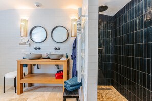 Dusche, Haartrockner, Handtücher