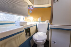 Dusch, hårtork och handdukar