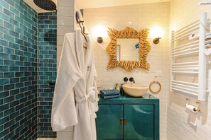 Shower, hair dryer, towels
