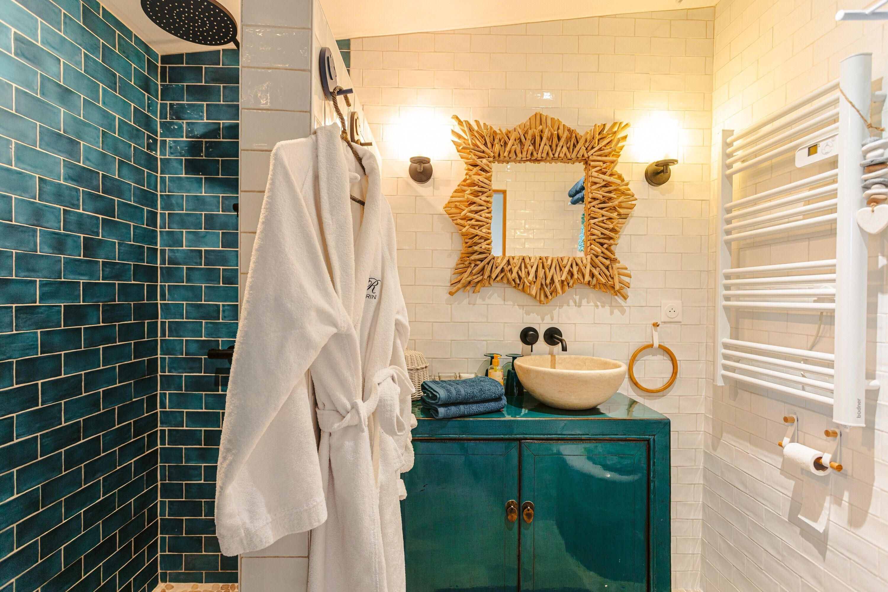 Douche, sèche-cheveux, serviettes fournies