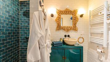 Douche, sèche-cheveux, serviettes fournies