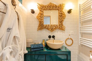 Regadera, secadora de cabello, toallas 