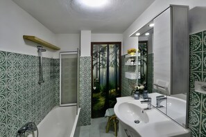 Dusche, Haartrockner, Handtücher