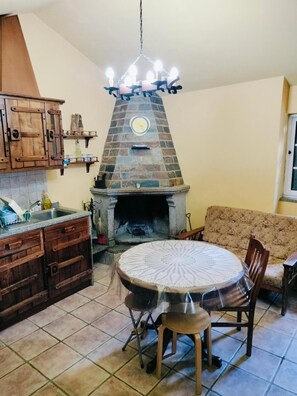 TV, fireplace, stereo - Country House 'Casa De Canelas - Refugio Terroir' with Mountain View, Wi-Fi and Air Conditioning (Açoreira)