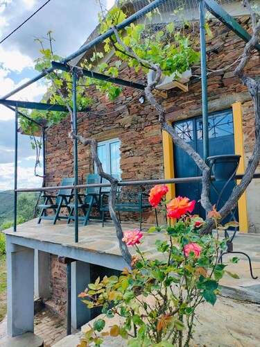 Country House 'Casa De Canelas - Refugio Terroir' with Mountain View, Wi-Fi and Air Conditioning