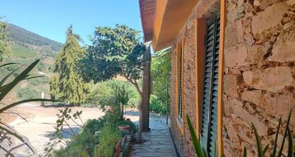 Casa rural 'Casa De Canelas - Refugio Terroir' con vistas a la montaña, Wi-Fi y aire acondicionado