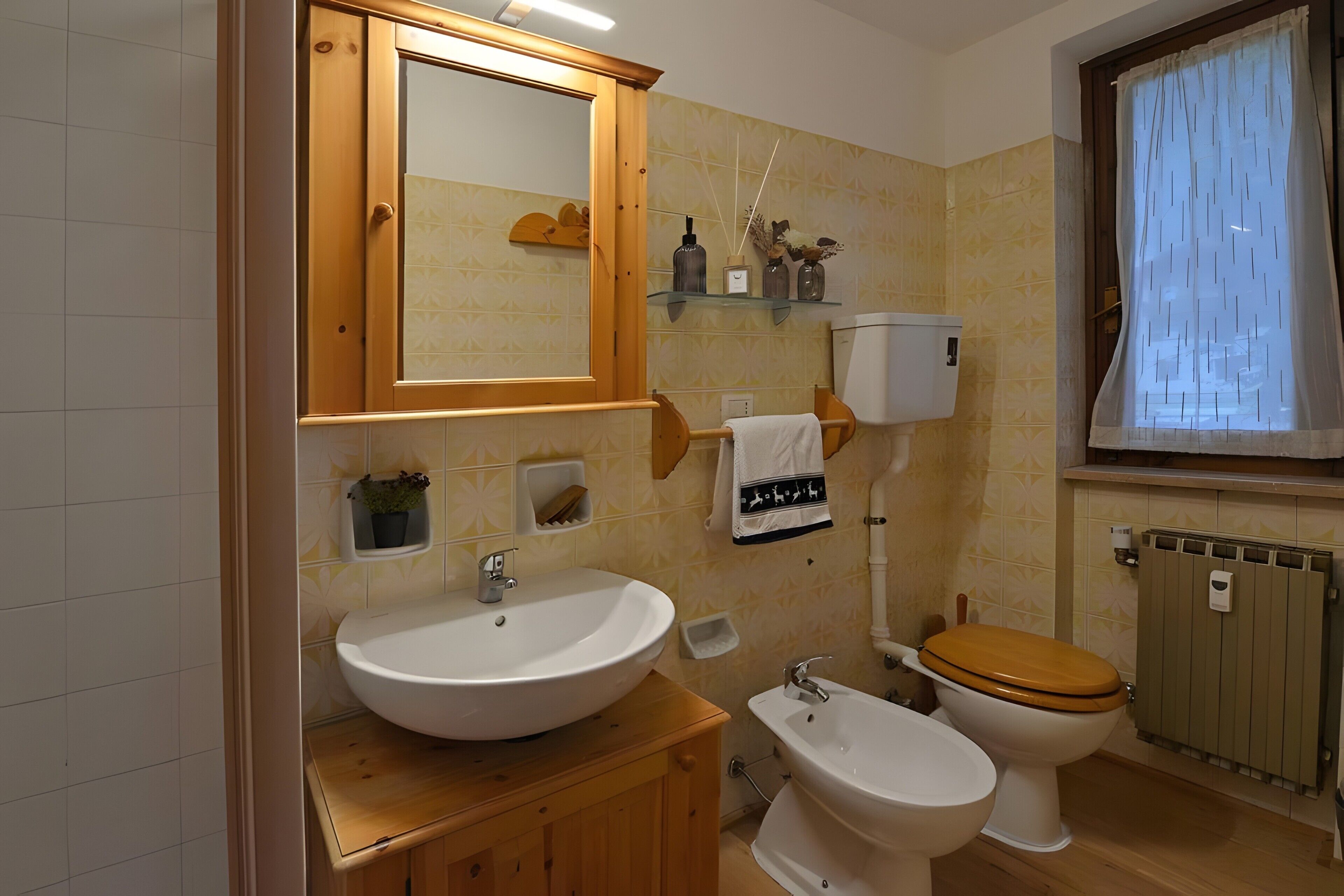 Douche, sèche-cheveux, serviettes fournies