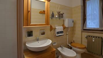 Douche, sĂšche-cheveux, serviettes fournies