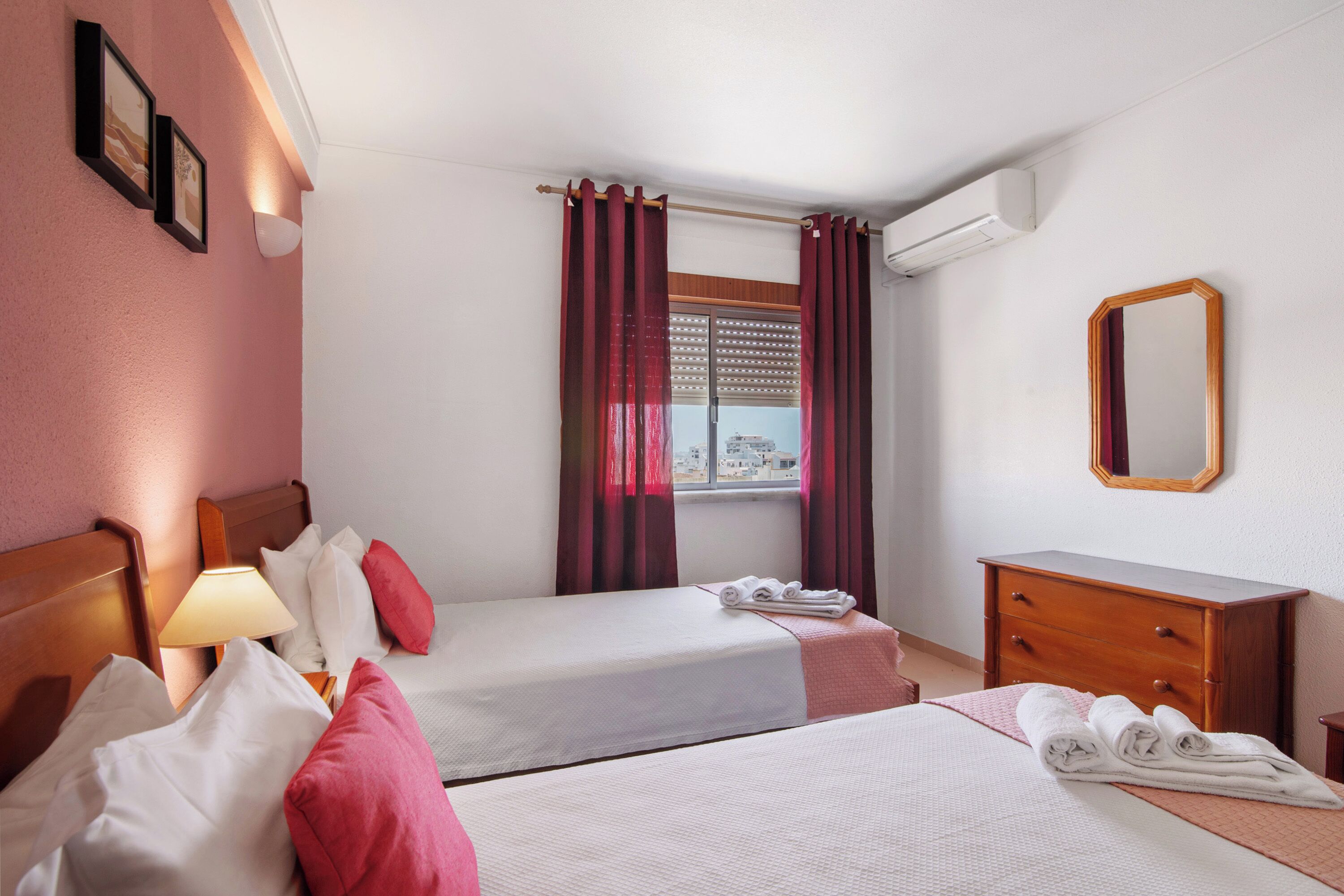 1 habitación, tabla de planchar con plancha, wifi gratis y ropa de cama 