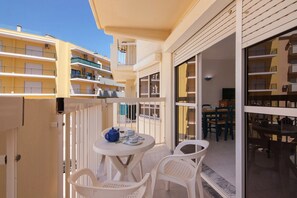 Outdoor dining - Apartment 'Casa Néctar' with Sea View, Wi-Fi and Air Conditioning (Armação de Pêra)