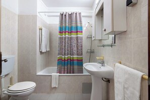 Regadera, secadora de cabello, toallas 