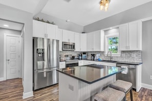 Kühlschrank, Mikrowelle, Ofen, Herdplatte