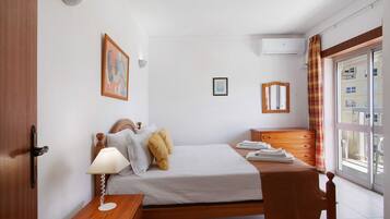 1 habitación, tabla de planchar con plancha, wifi gratis y ropa de cama