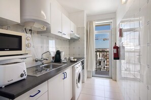 Frigorifero, microonde, forno, piano cottura