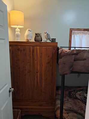 2 bedrooms, iron/ironing board, WiFi, bed sheets - New tiny home in an incredible private setting among all nature has to offer. (Kirksville)