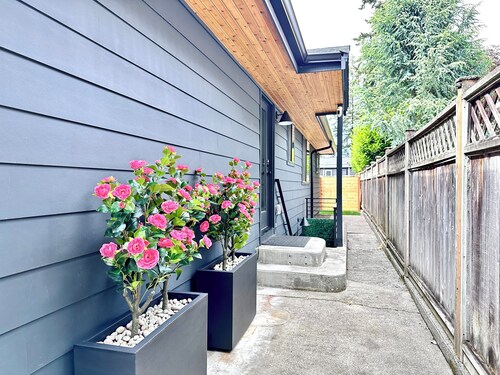 Studio by the Sound - King Bed • Fire Pit • EV Charger • Pet Friendly