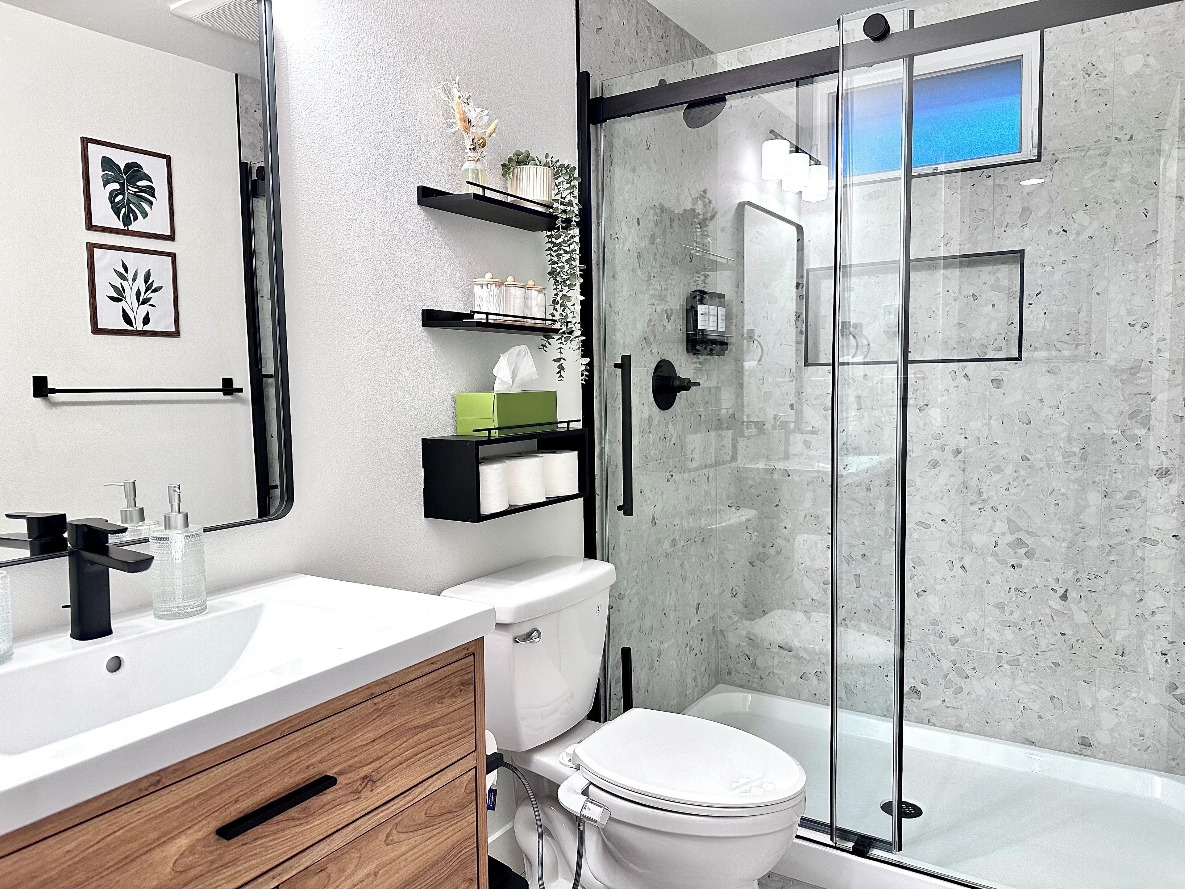 Bruser, hårtørrer, bidet, håndklæder