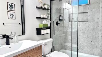 Douche, sĂšche-cheveux, bidet, serviettes fournies