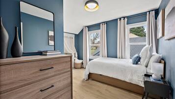 5 bedrooms, iron/ironing board, WiFi, bed sheets